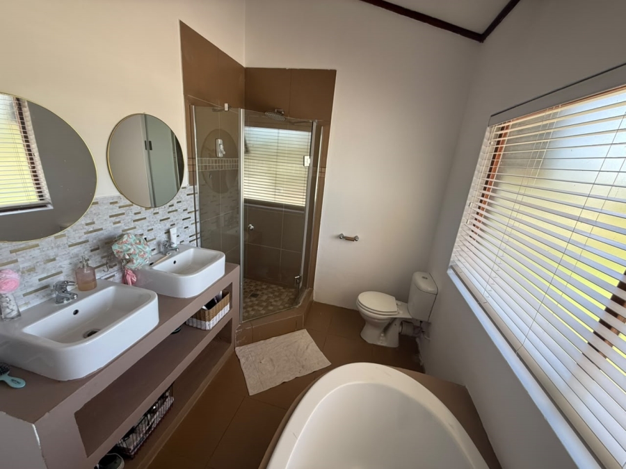 4 Bedroom Property for Sale in Roodewal Free State